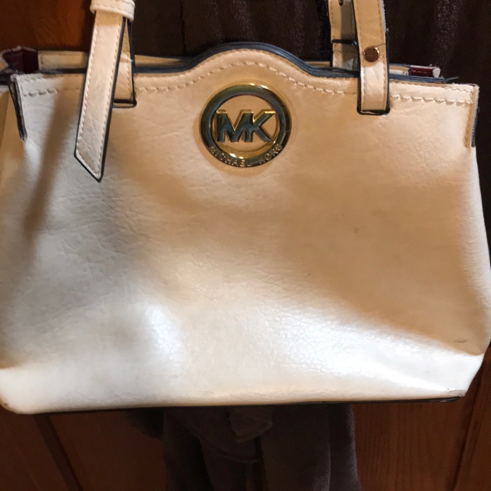 Micheal kors purse white medium size fair condition